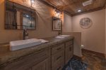 River Joy Lodge: Basement Master Bathroom